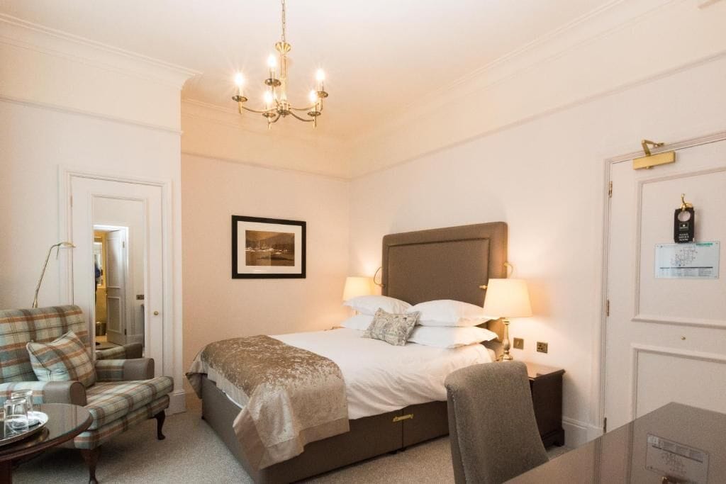 Standard Room, 1 King Bed | Premium bedding, in-room safe, desk, blackout drapes