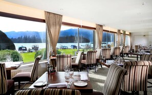 Petit déjeuner et dîner servis sur place, vue sur le jardin 