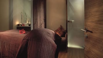 Salas de tratamiento para parejas, un sauna, baño turco
