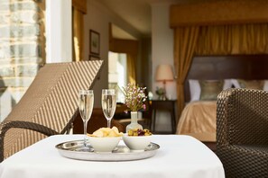 Habitació Deluxe, 1 llit doble, balcó | Roba de llit d'alta qualitat, caixa forta a l'habitació i escriptori 