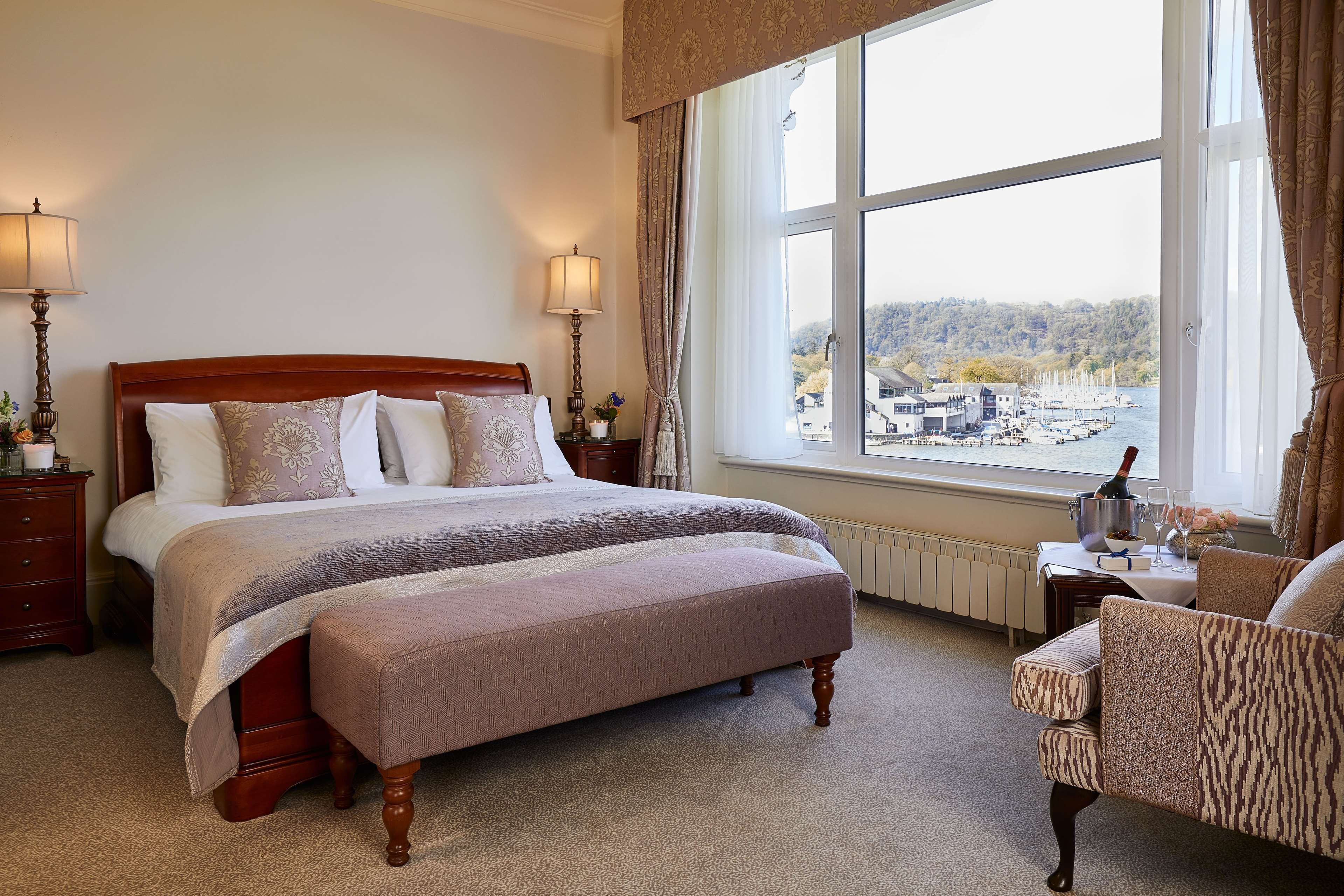 Superior-sviitti, 1 parisänky | Ylelliset vuodevaatteet, tallelokero huoneessa, työpöytä, pimennysverhot