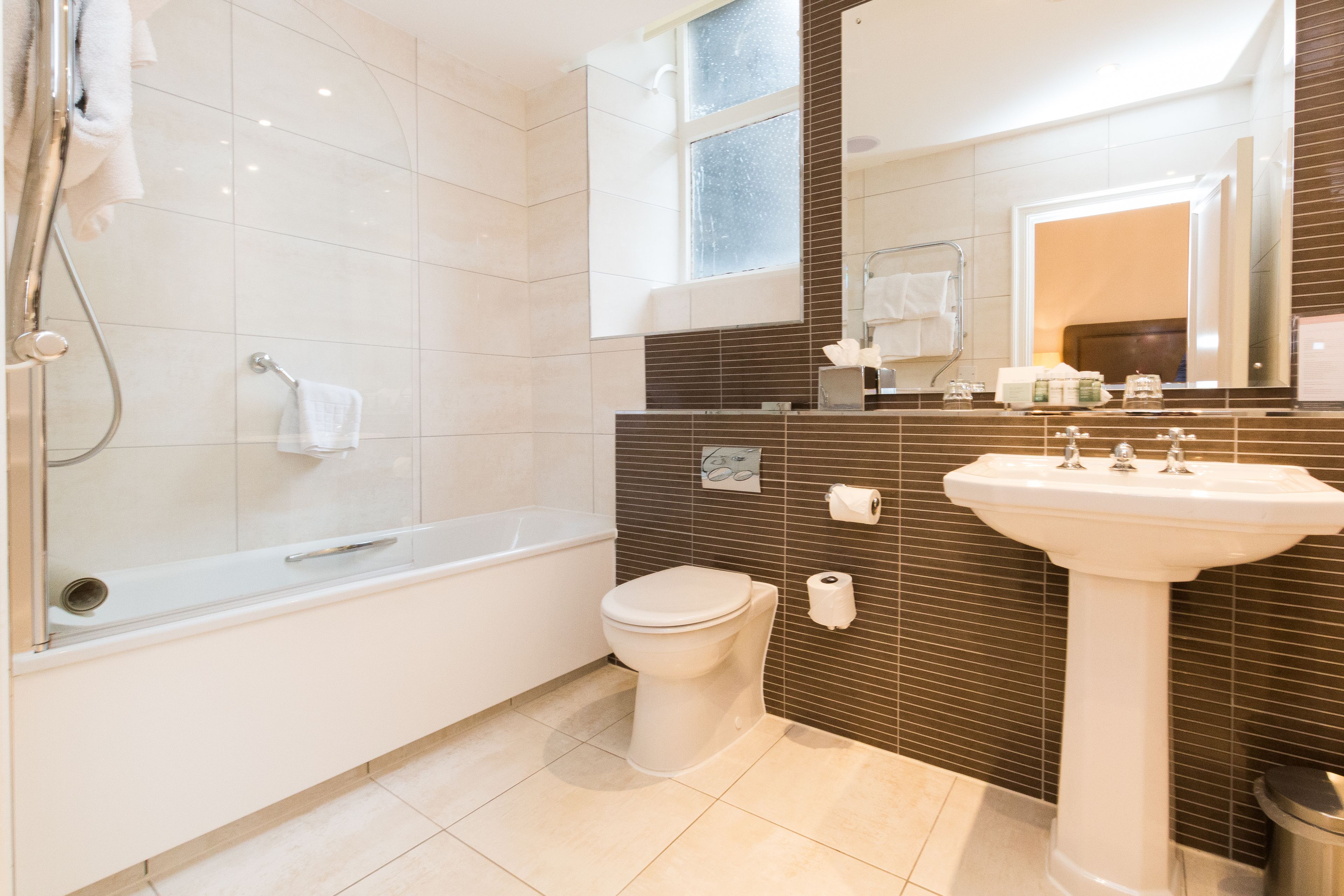 Un baño moderno con bañera, inodoro y lavamanos.