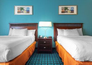 Desk, blackout drapes, iron/ironing board, free WiFi -  Chester Inn & Suites (Sharonville)