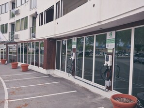 Electric vehicle charging station