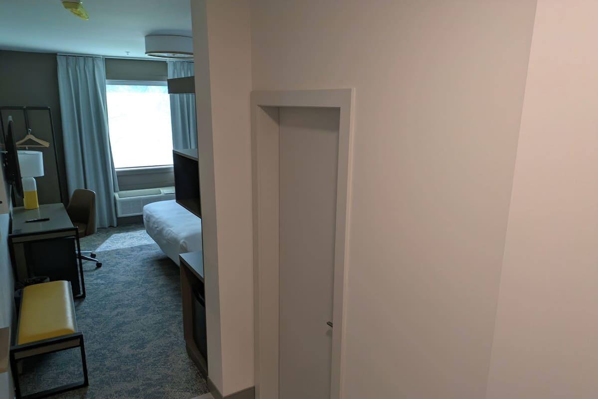 Habitación estándar, 1 cama King size, para no fumadores | Camas con pillow-top, escritorio y espacio para trabajar con laptop