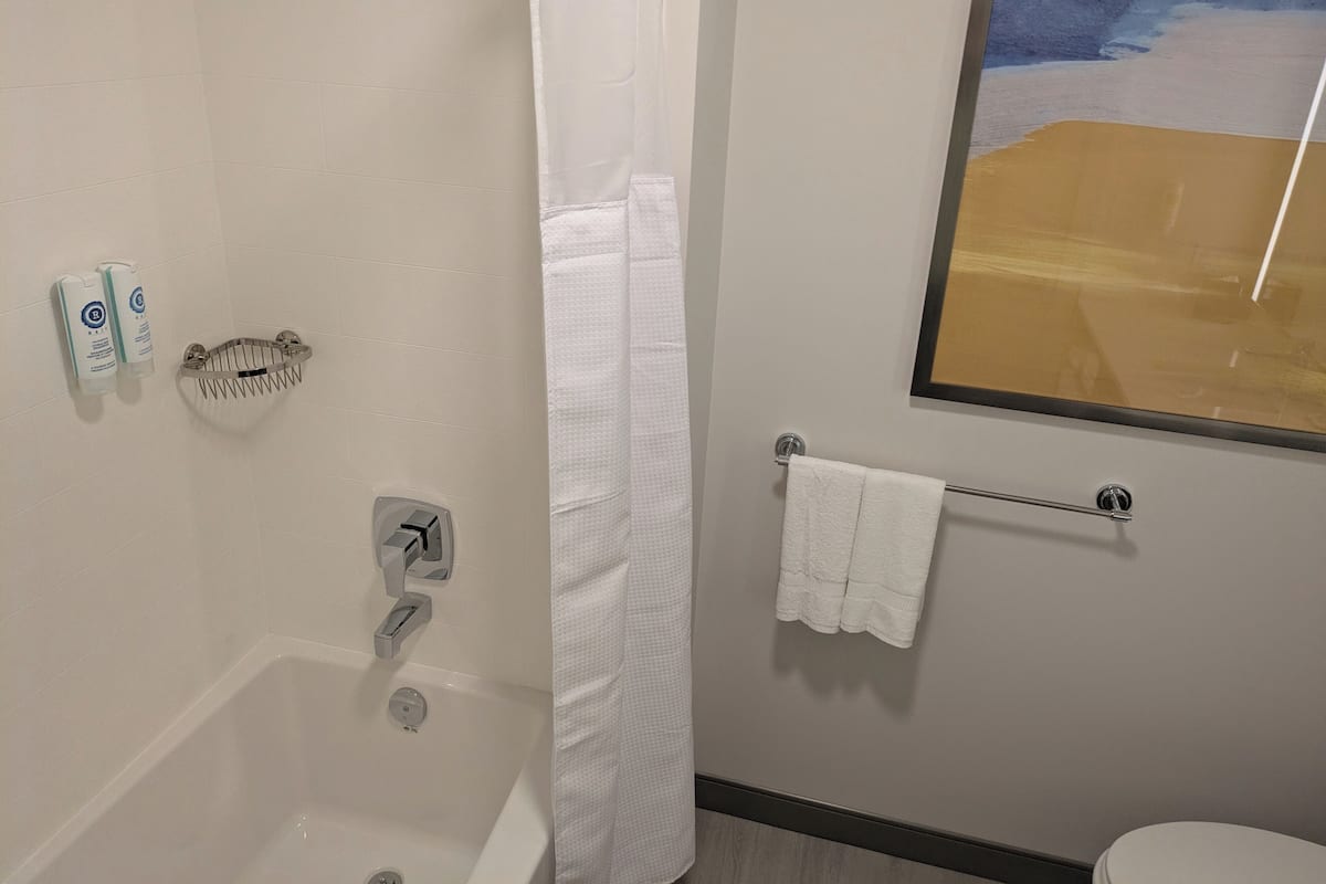 Amenidades de baño gratuitas, secadora de cabello, toallas, jabón