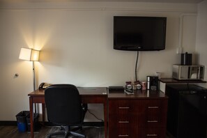 36-inch flat-screen TV with digital channels, TV - Comfort Inn & Suites (Penticton)