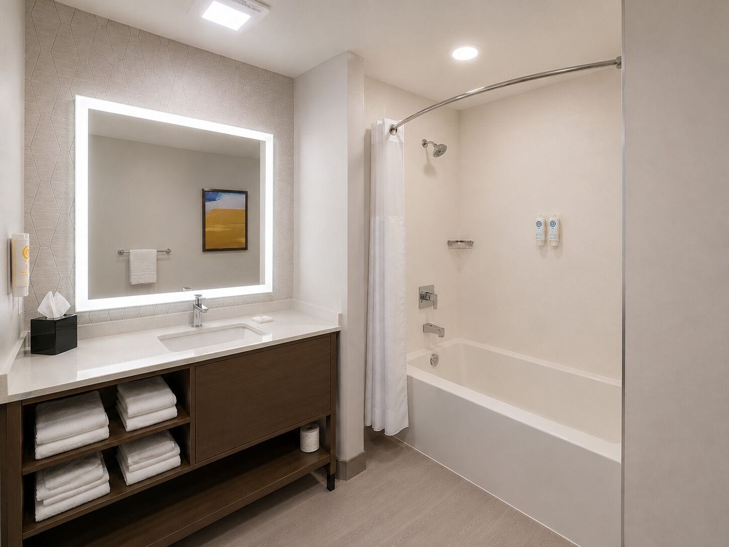 Un baño moderno con un espejo grande, un lavamanos, una ducha y un perchero para toallas.