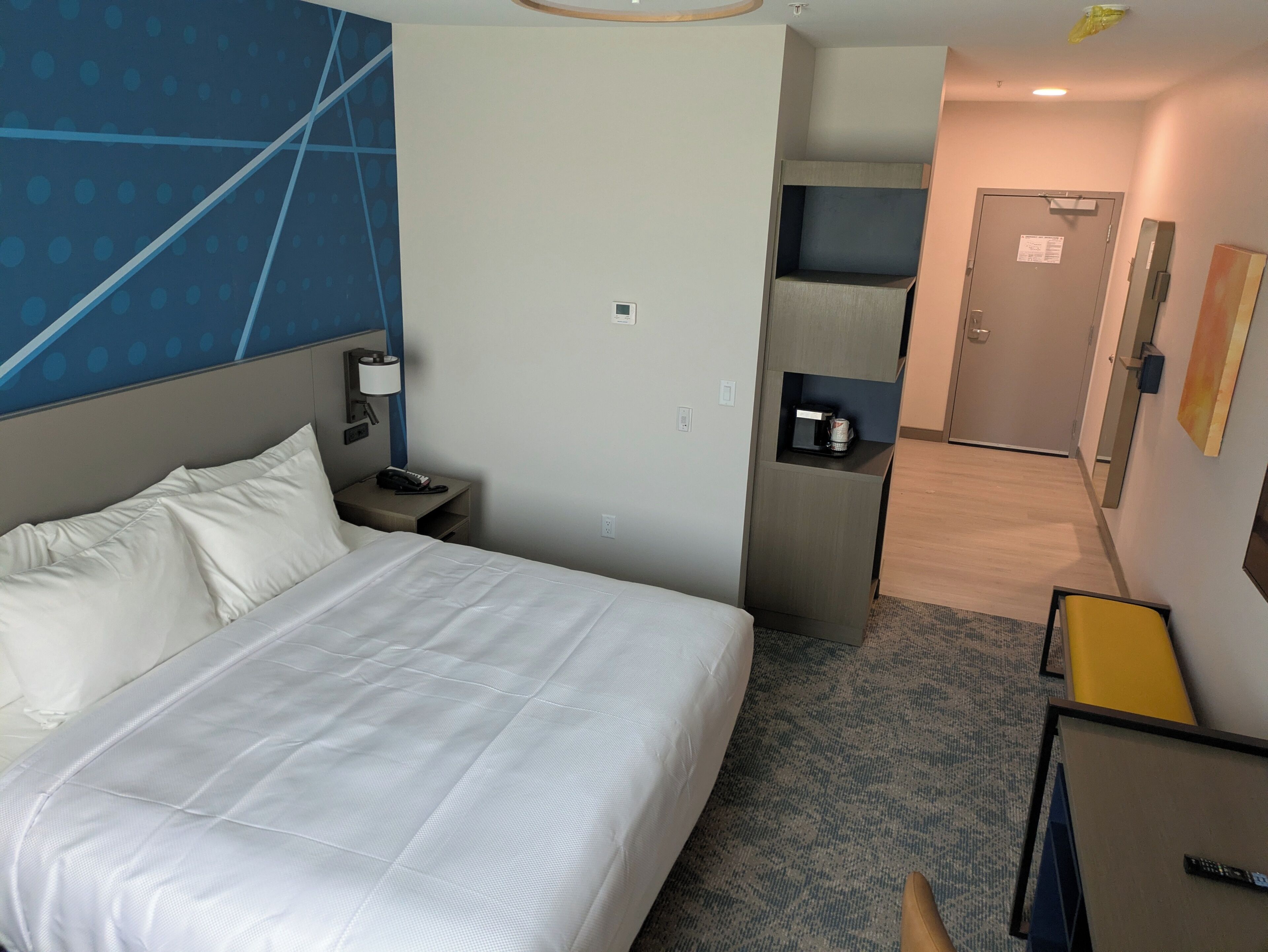 Standard Room, 1 King Bed, Non Smoking | Pillowtop beds, desk, laptop workspace, iron/ironing board