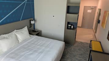 Standard Room, 1 King Bed, Non Smoking | Pillowtop beds, desk, laptop workspace, iron/ironing board