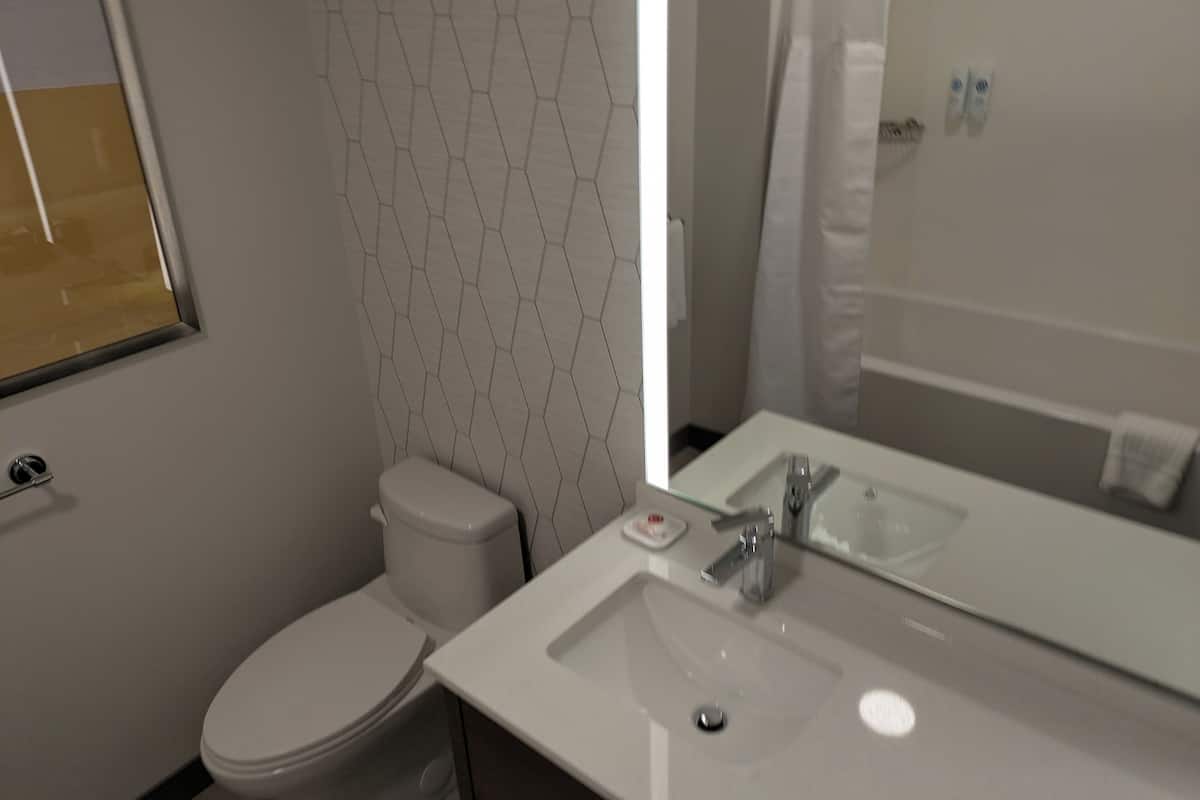 Amenidades de baño gratuitas, secadora de cabello, toallas, jabón