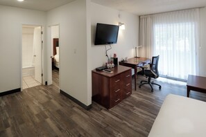 Familien-Suite | Pillowtop-Betten, Schreibtisch, laptopgeeigneter Arbeitsplatz