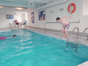 Innenpool, geöffnet von 09:00 Uhr bis 21:00 Uhr, Liegestühle