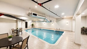 Piscine intérieure, accès possible de 9 h à 21 h, chaises longues