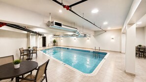 Una piscina techada, sillones reclinables de piscina