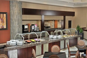 Free daily full breakfast  - Embassy Suites Hotel Des Moines Downtown (Des Moines)
