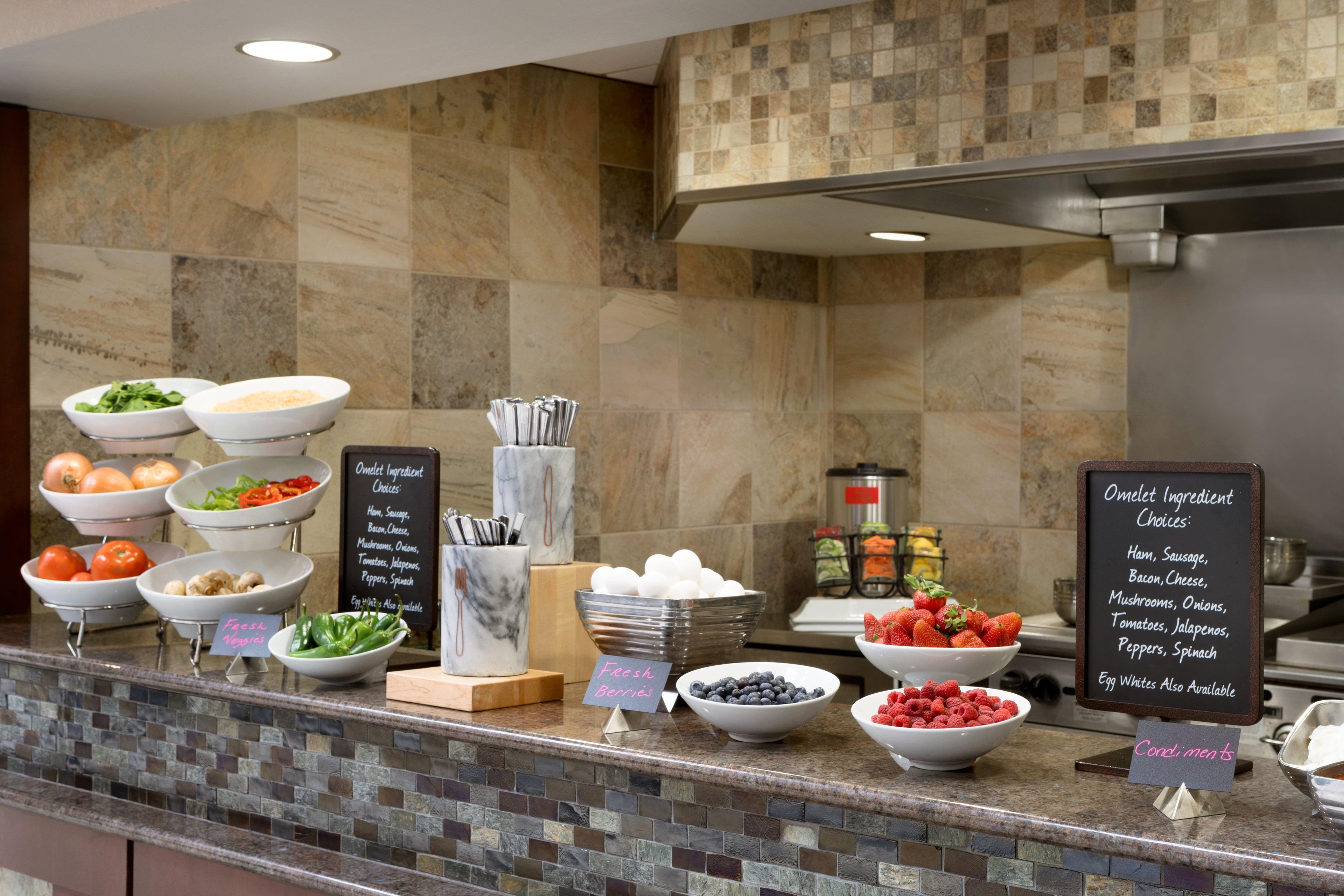 Un mostrador de buffet con diferentes alimentos y condimentos.