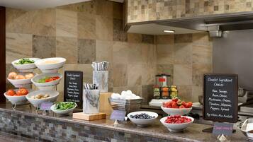 Un mostrador de buffet con diferentes alimentos y condimentos.