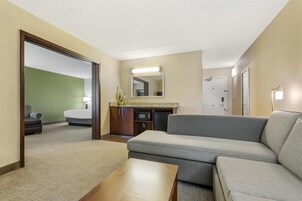 Muebles diferentes, escritorio y cortinas blackout 