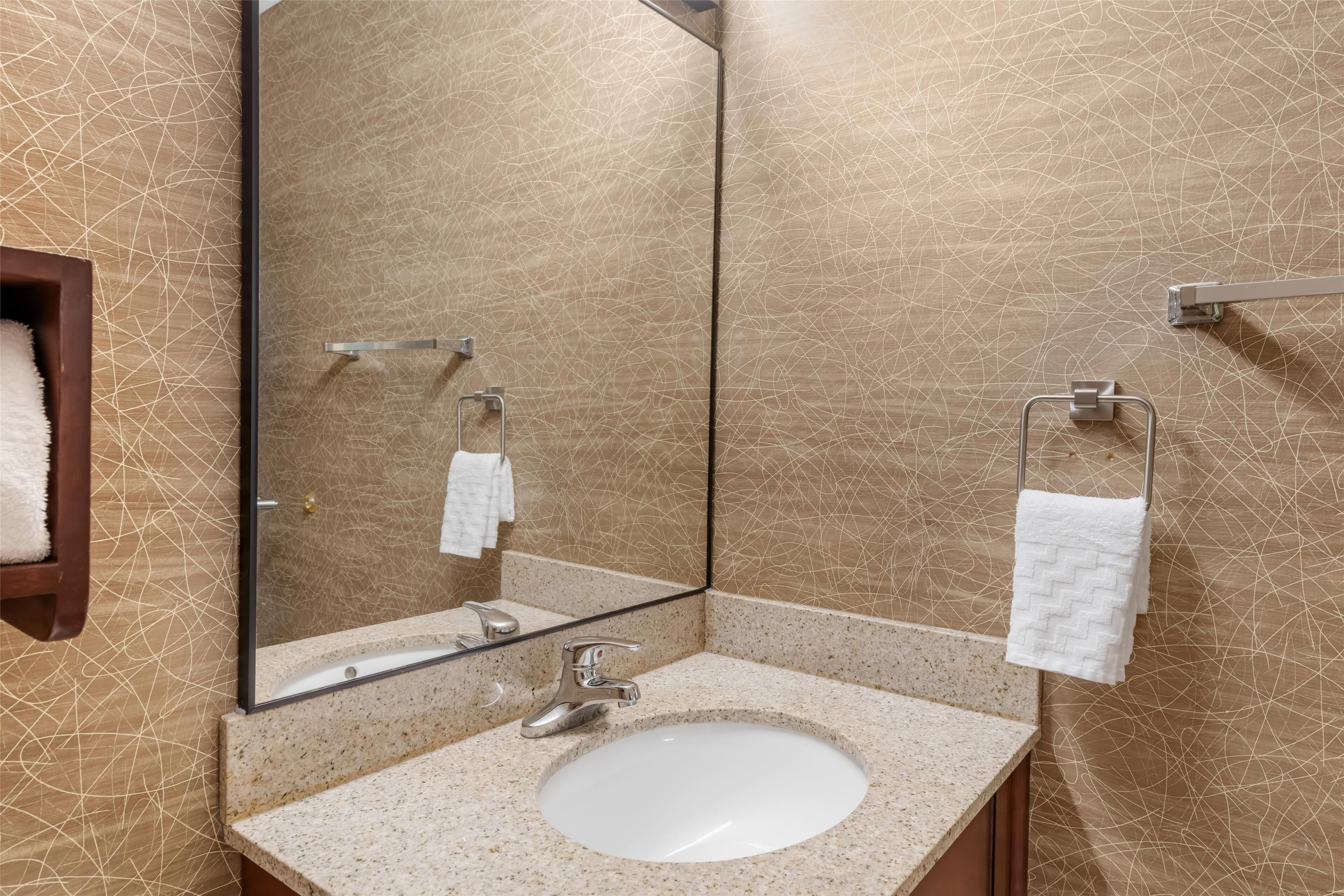 combined shower/bathtub, hair dryer, towels