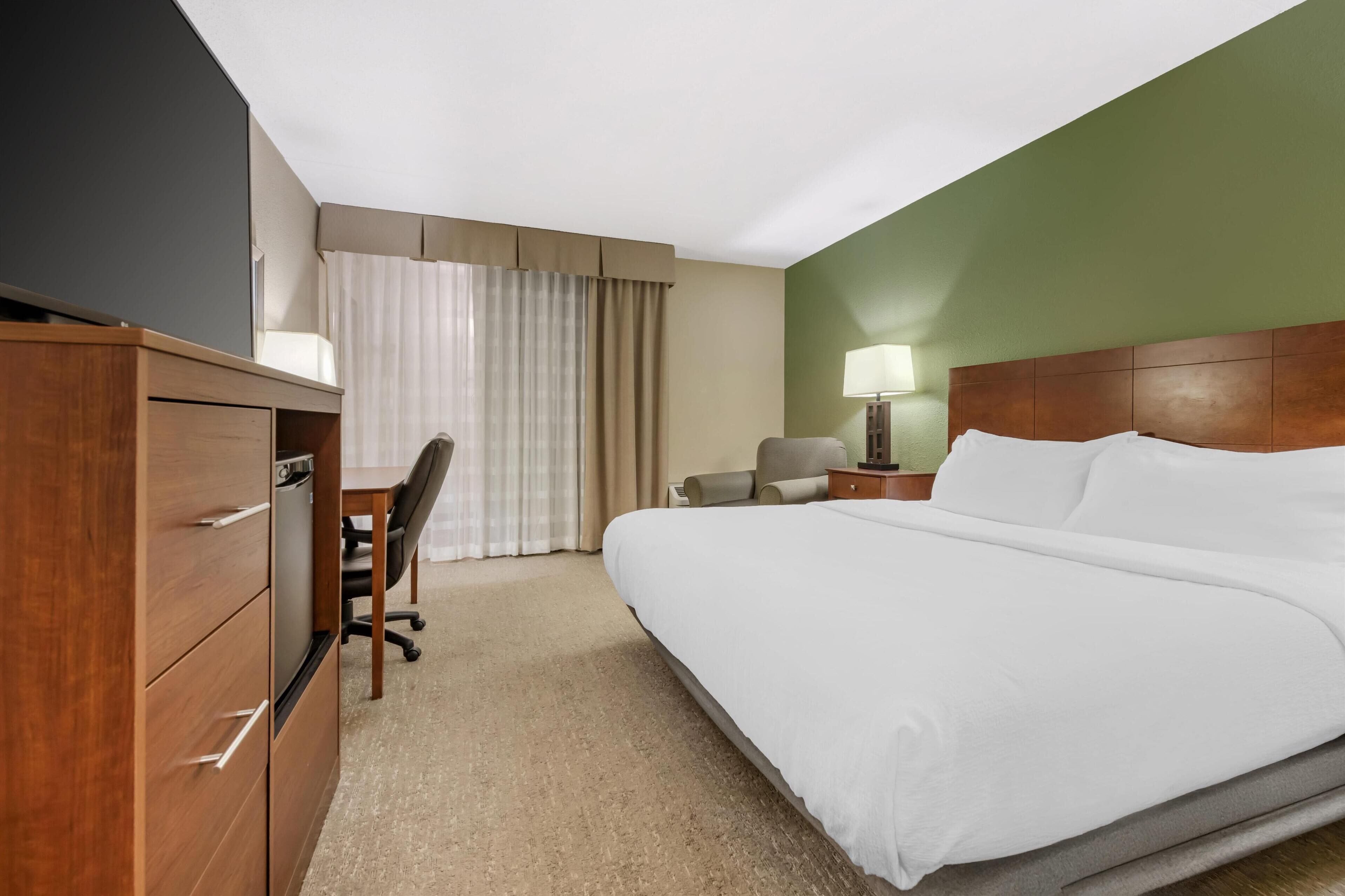 standard room, 1 king bed, accessible, non smoking | individually furnished, desk, blackout curtains, iron/ironing board