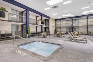 Piscine couverte, accès possible de 08 h 00 à 22 h 00, chaises longues 