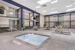 Piscine couverte, accÚs possible de 08 h 00 à 22 h 00, chaises longues