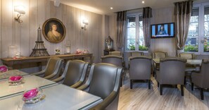 Daily buffet breakfast for a fee - Cluny Square (Paris)