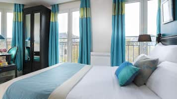 Dobbeltværelse | Premium-sengetøj, minibar, pengeskab på værelset, skrivebord