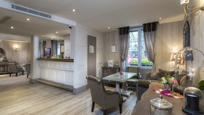 Un moderno vestíbulo de hotel con comedor, asientos y vistas a la calle.