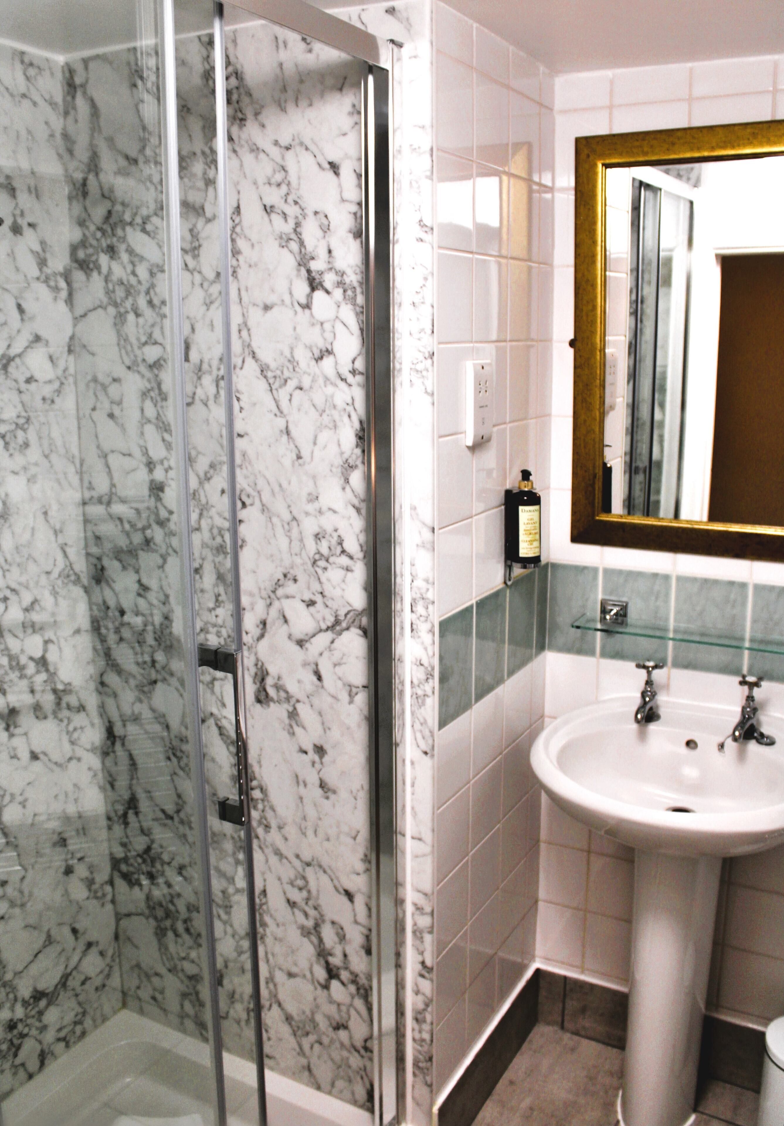 standard double room | bathroom | free toiletries, hair dryer, towels