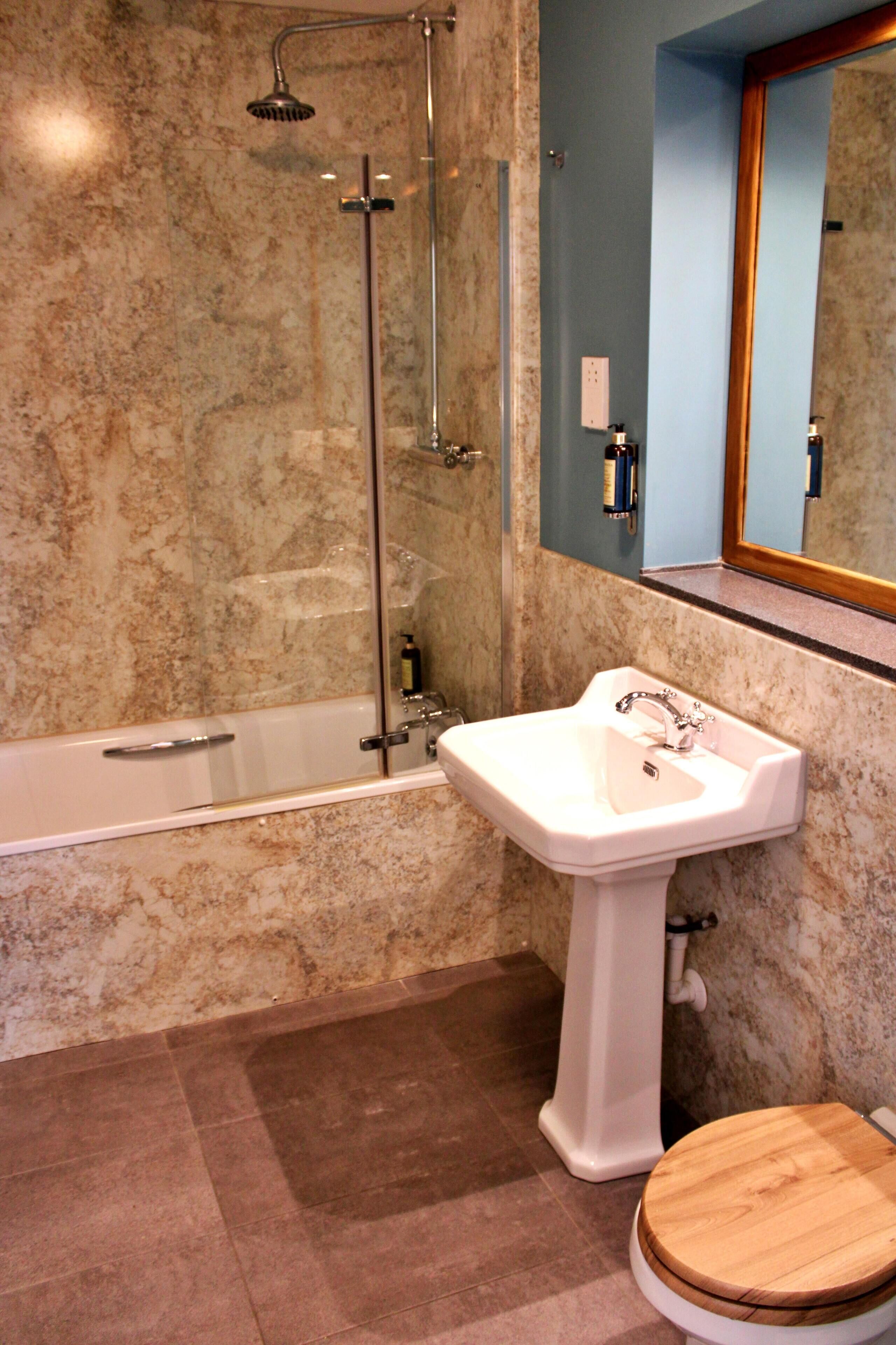 superior double room | bathroom | free toiletries, hair dryer, towels