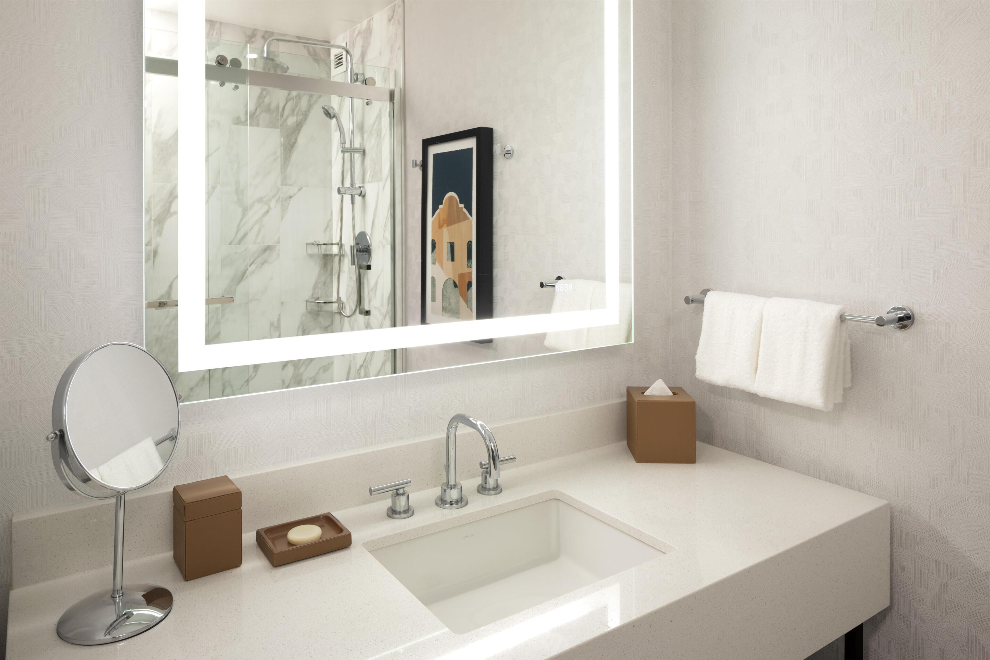 Duschwanne, Designer-Toilettenartikel, Haartrockner, Handtücher