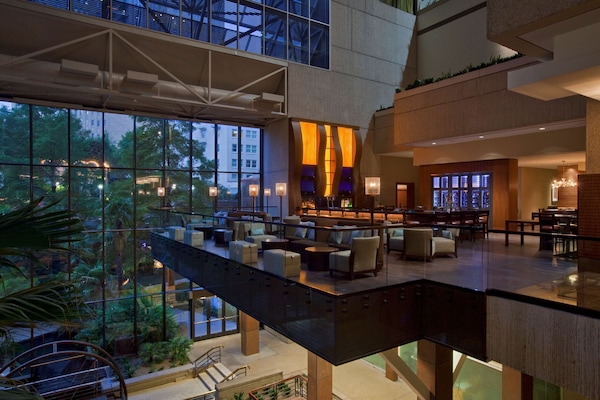 Alberca al aire libre, camas balinesas gratuitas y camastros