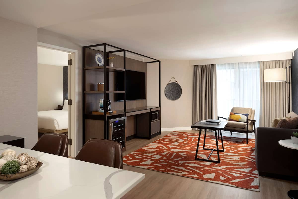 Atrium, Suite | Peralatan tempat tidur premium, gebar bulu kapas, tilam berlapik