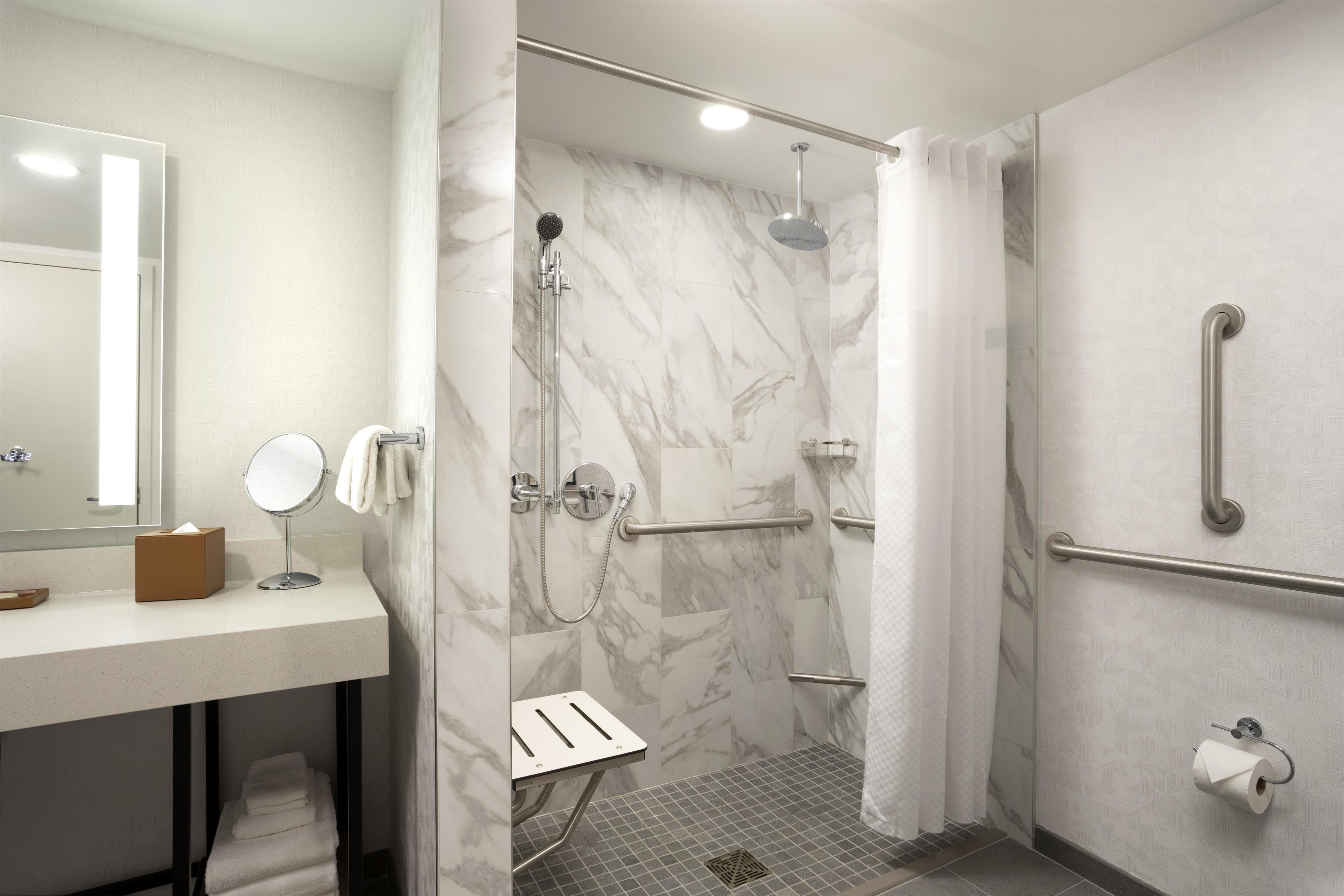 Ein modernes Badezimmer mit Dusche, Toilette und Waschbecken.