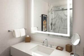 Atrium, Suite | Bathroom | Combined shower/tub, designer toiletries, hair dryer, towels - Hyatt Regency San Antonio Riverwalk (San Antonio)