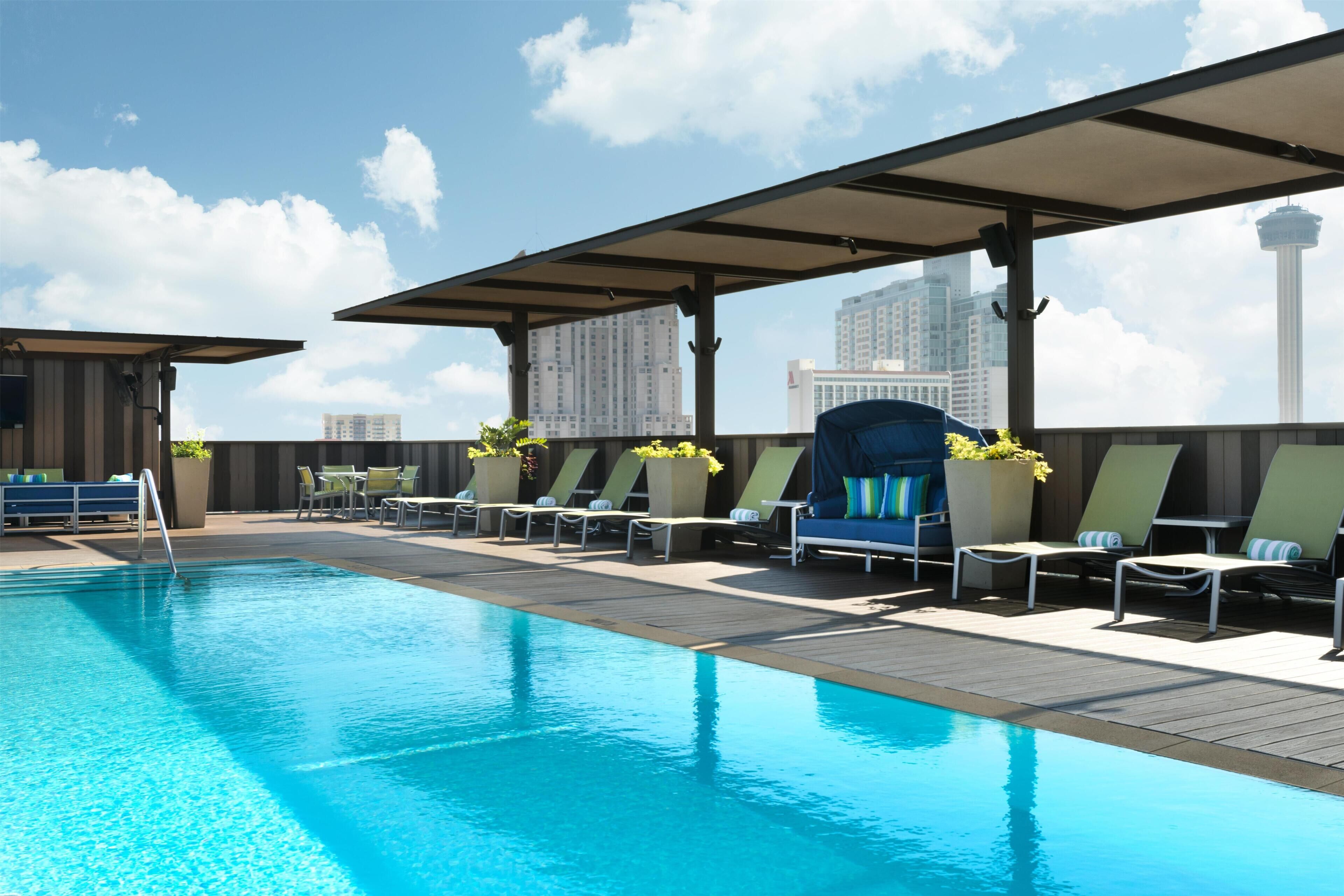 Piscine extérieure, cabanons gratuits, chaises longues