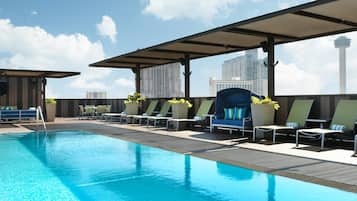Piscine extérieure, cabanons gratuits, chaises longues
