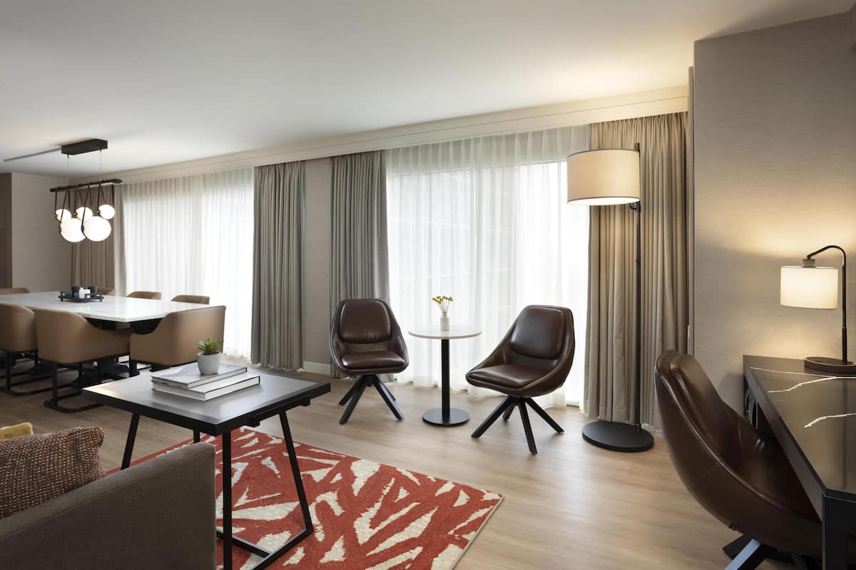 Suite (Riverbend) | Ropa de cama de alta calidad, edredón y camas con pillow-top