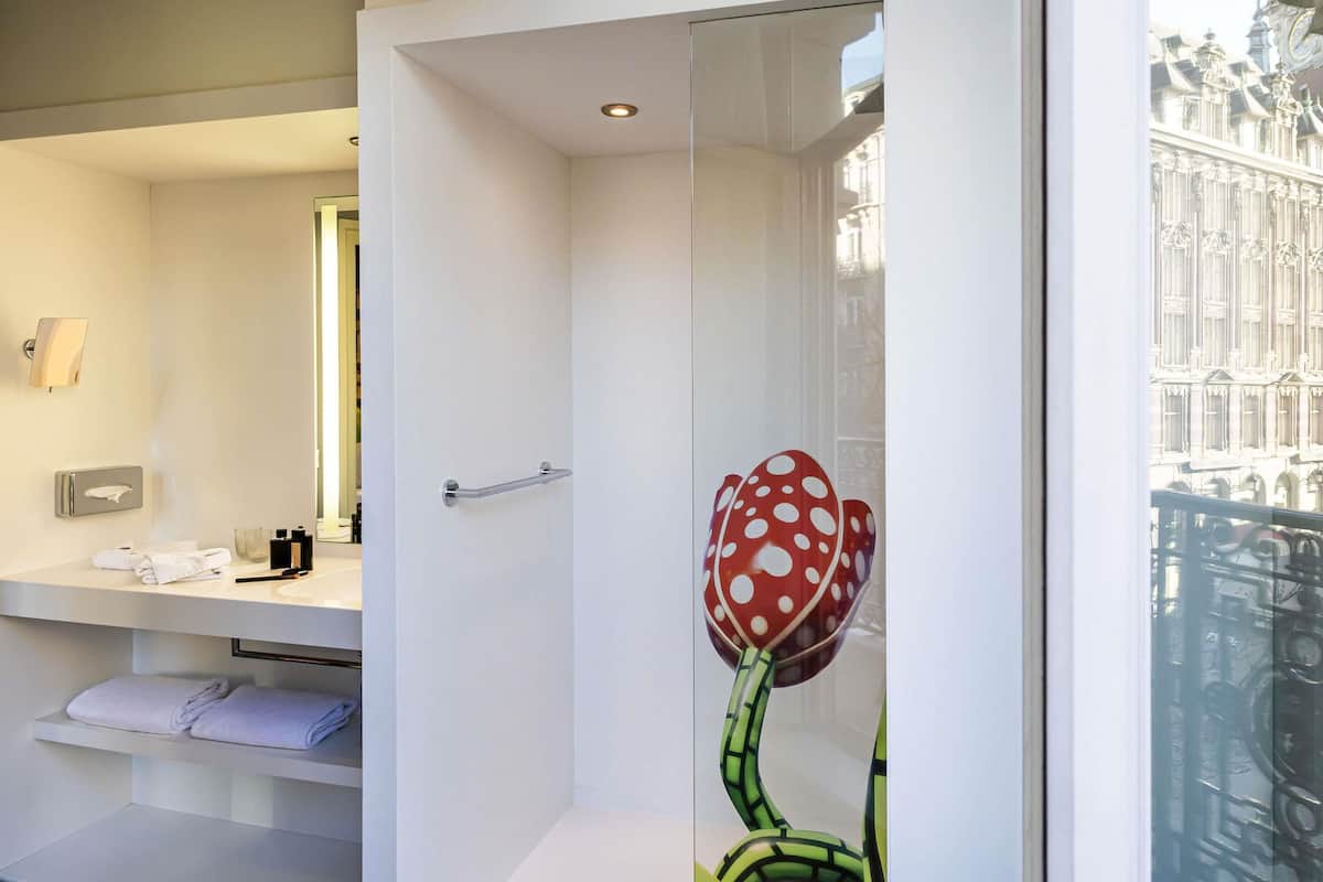 Untuvapeitot, tallelokero huoneessa, työpöytä, pimennysverhot