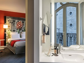 Down duvets, in-room safe, desk, blackout curtains