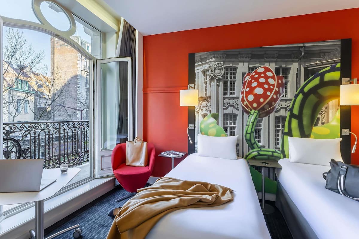 Tomannsrom – classic, 2 enkeltsenger | Dundyner, safe på rommet, skrivebord og blendingsgardiner