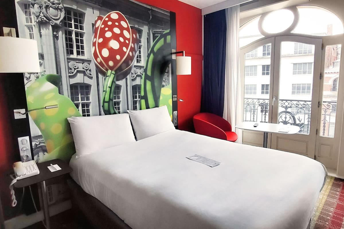 Down comforters, in-room safe, desk, blackout drapes