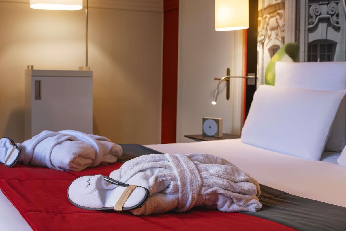 Down duvets, in-room safe, desk, blackout curtains