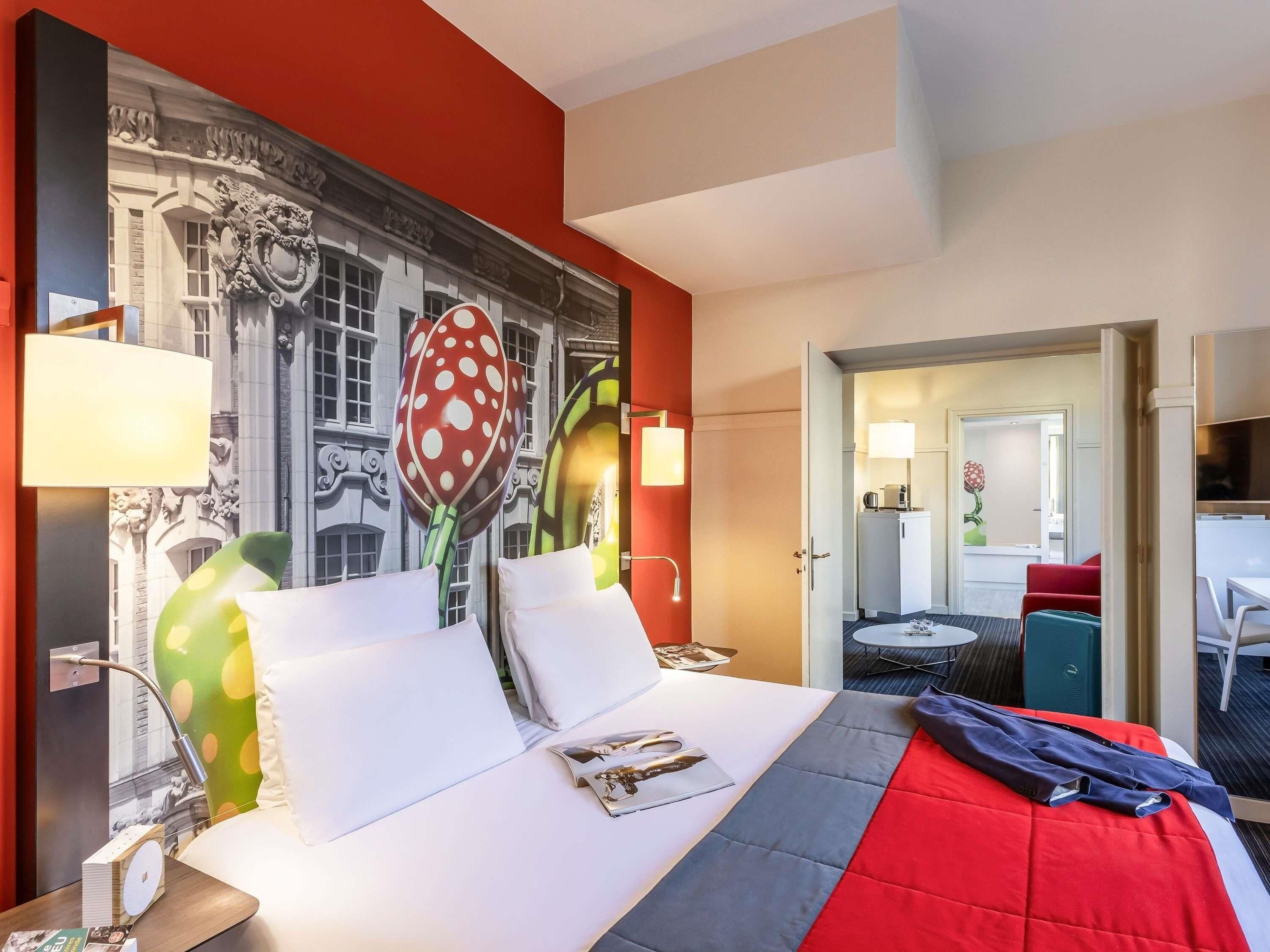 Suite, 1 cama de matrimonio grande con sofá cama | Edredones de plumas, caja fuerte, escritorio y cortinas opacas