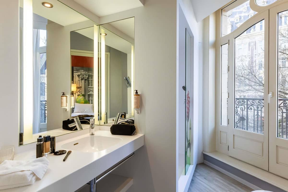 Down duvets, in-room safe, desk, blackout curtains