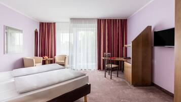 Habitación doble superior, balcón | Zona de estar | Una televisión de pantalla plana