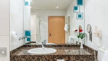 Queen Zimmer | Badezimmer | Haartrockner, Handtücher