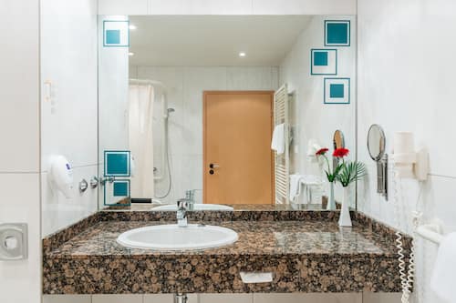 Queen Zimmer | Badezimmer | Haartrockner, Handtücher